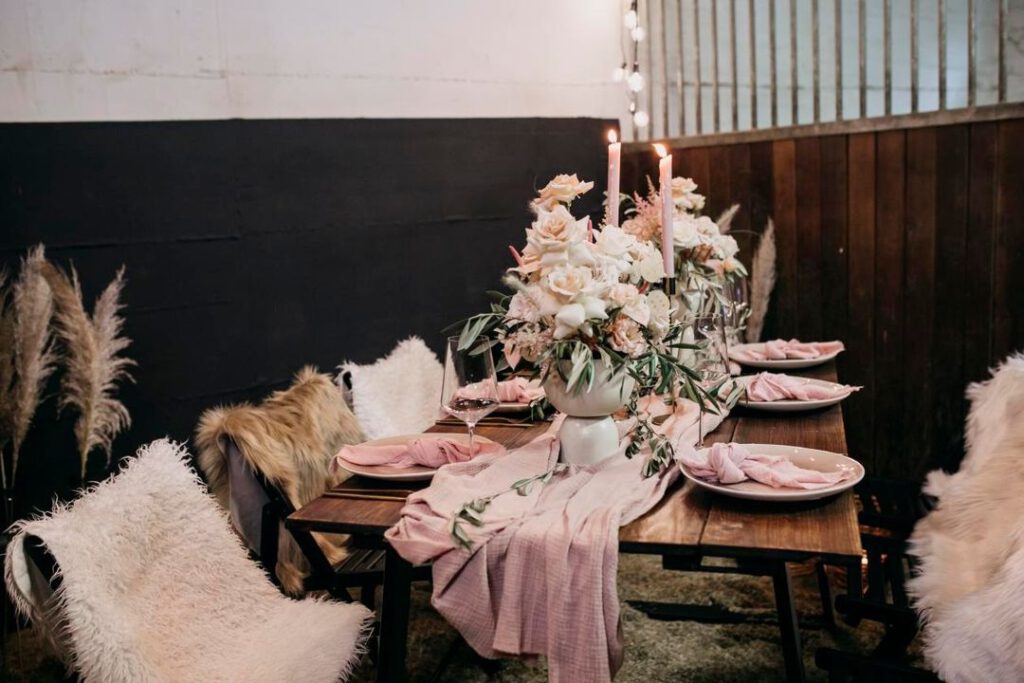 Sie sind auf der Suche nach einem Floristen, der Ihnen für jeden Anlass die passende Blumendekoration bietet? Dann sind Sie bei Trendfloristik genau richtig! Trendfloristik ist ein Fachgeschäft für Blumen und Floristik in Neuenkirchen, Melle. Hier finden Sie nicht nur frische Blumensträuße oder Dekoartikel jeder Art, sondern auch professionelle Floristik für Hochzeiten, Beerdigungen, Trauerfeiern, Firmenfeiern, Taufen, Konfirmationen und alle anderen Events. Die Inhaberin Jacqueline Röhe und ihr Team beraten Sie gerne individuell und kreativ und setzen Ihre Wünsche mit viel Liebe zum Detail um. Egal, ob Sie einen romantischen Brautstrauß, einen stilvollen Trauerkranz oder eine festliche Tischdekoration suchen – bei Trendfloristik werden Sie fündig. Trendfloristik ist auch Partner von Fleurop und kann Ihnen somit Blumen weltweit verschicken. Schauen Sie doch mal vorbei und lassen Sie sich von der Vielfalt und Qualität der Blumen und Floristik begeistern!